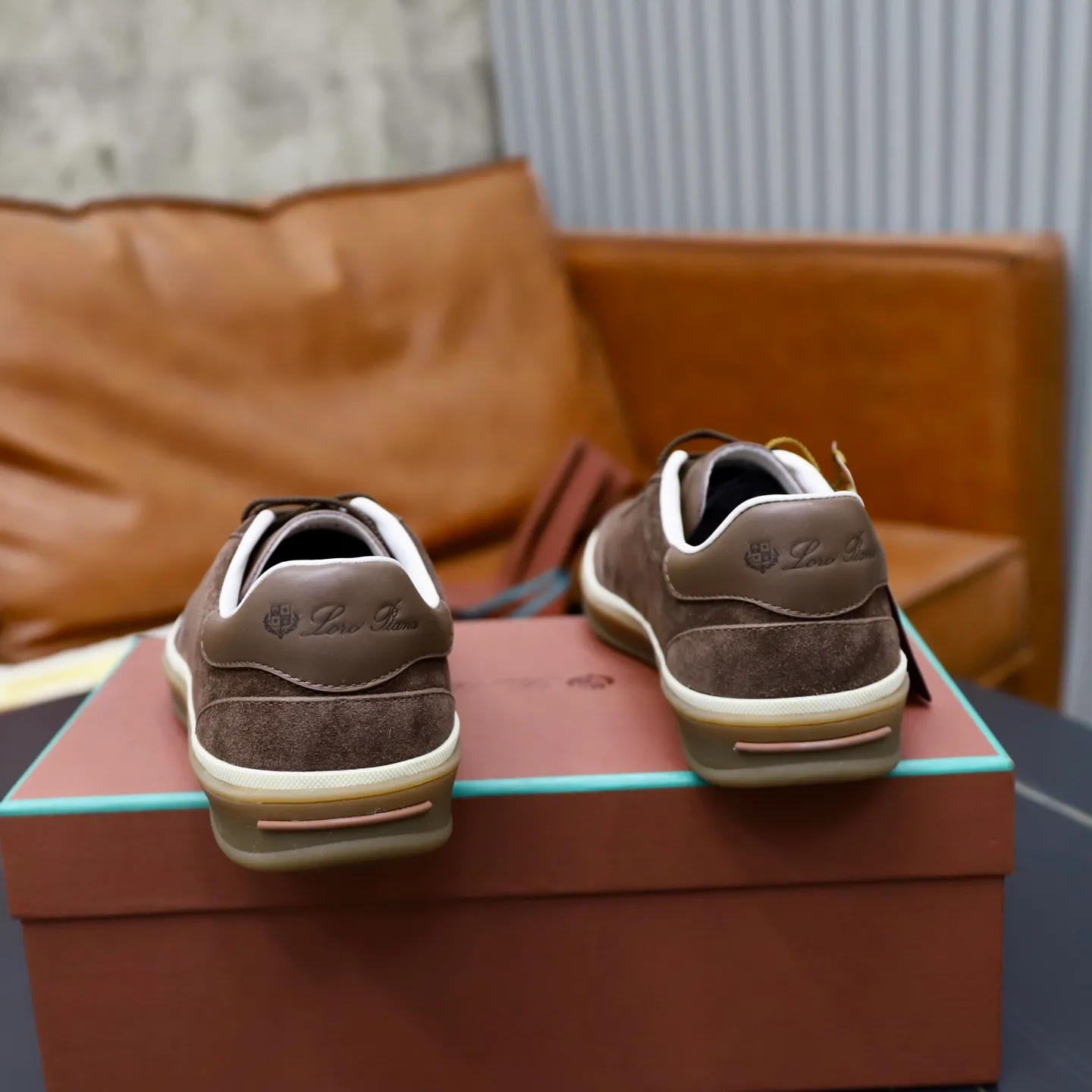 Ex-factory price: 560💰Loro Riana men’s moral training sneakers! Made from high-quality materials and designed in a low-cut silhouette, it offers an elegant and stylish look that's suitable for year-round wear. The unique double-layer sole aesthetic design, caramel cup-shaped outsole is decorated with off-white rubber trim, creating an attractive color combination. Pair with tailored pieces or jeans for a sophisticated yet casual look. The heel is decorated with soft cow leather tongue with Kummel color inserts and cotton laces with embossed LP logo. Upper: cow split suede. Lining: original thickened soft sheepskin. Size: 38-39-40-41-42-43-44 (customized in 45.46)